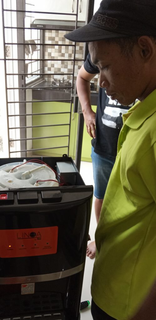 Dispenser yang mengalami kerusakan pada bagian pompa, yang disebabkan oleh jalur pipa yang bocor. 