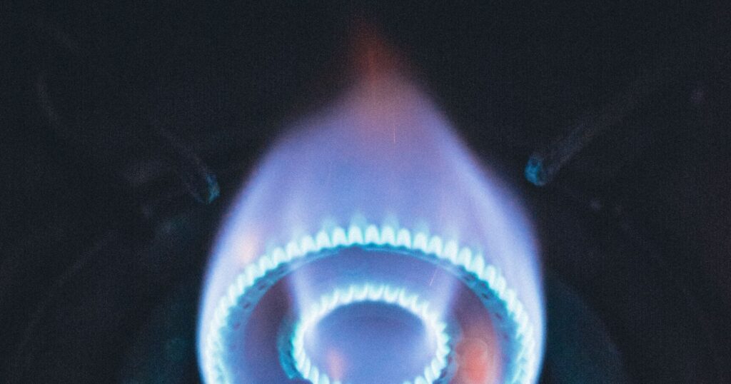 Nyala api biru pada burner kompor gas yang sehat