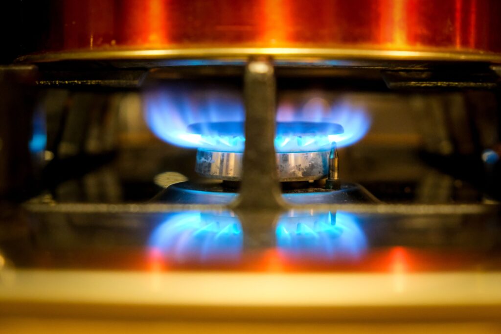 Api biru menyala pada burner kompor gas tanam