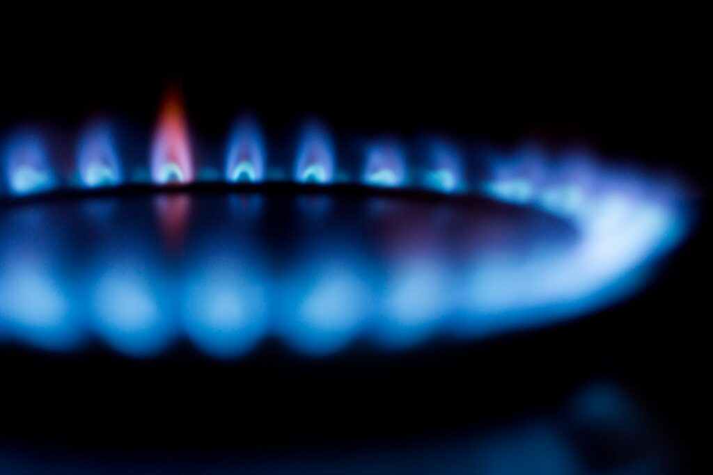Api biru menyala di burner kompor gas