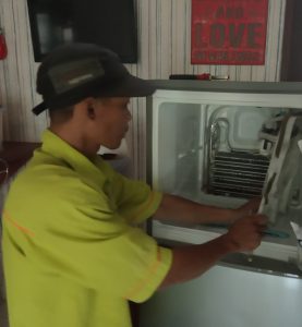 Penggantian defrost/Fuse pada kulkas dilakukan karena pada dinding kulkas bagian dalan/freezer terjadi pembekuan.